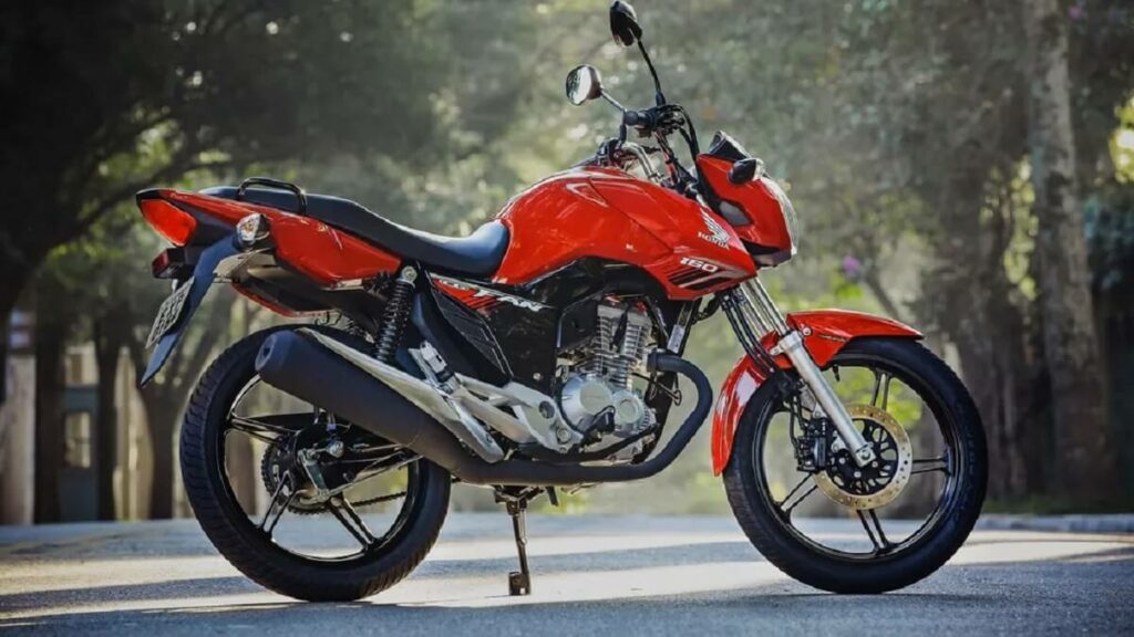 A foto mostra uma 160 Fan 2018 estacionada, a motor é vermelha