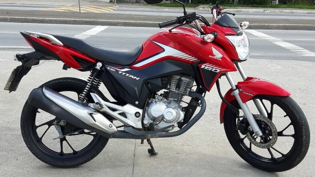 Foto lateral de uma CG 160 Titan 2018 vermelha