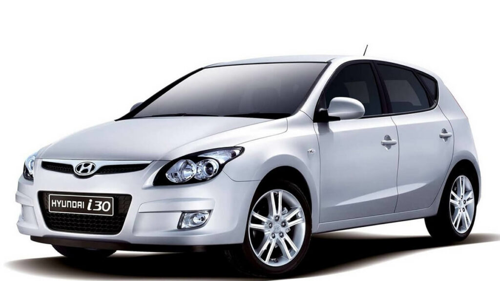 Foto frontal de um i30 2010 prata em um estúdio de fotos