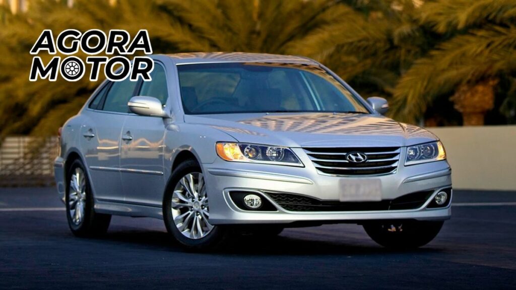 Foto de um Hyundai Azera 2011 prata em uma estrada