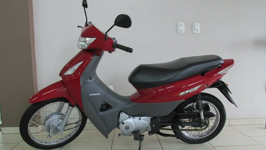 Uma Biz 2008 na cor vermelha