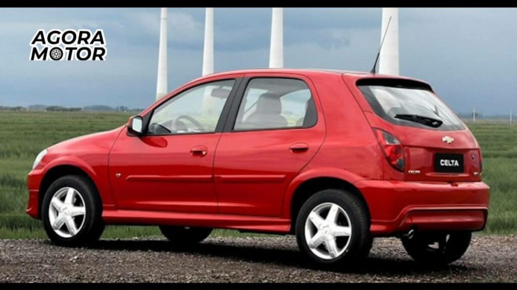 Foto de um Celta 2016 vermelho