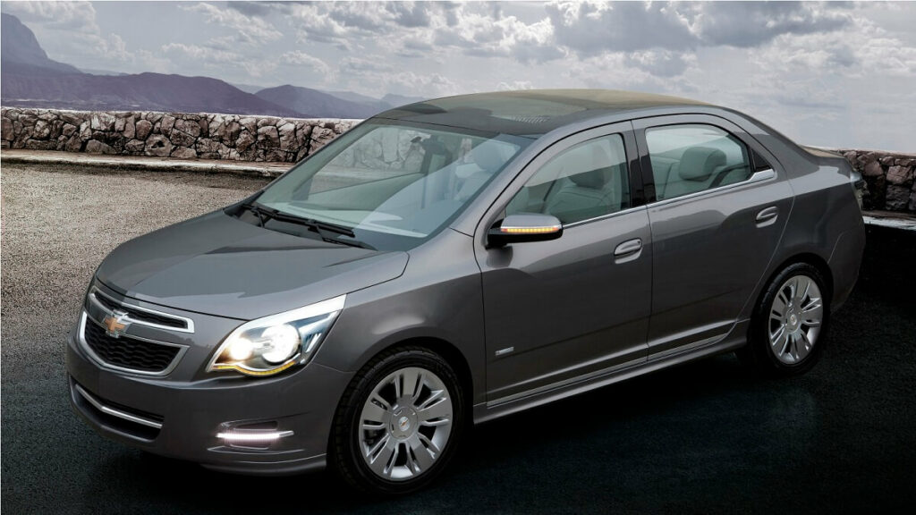 Foto de um Chevrolet Cobalt 2013 cinza em uma pista