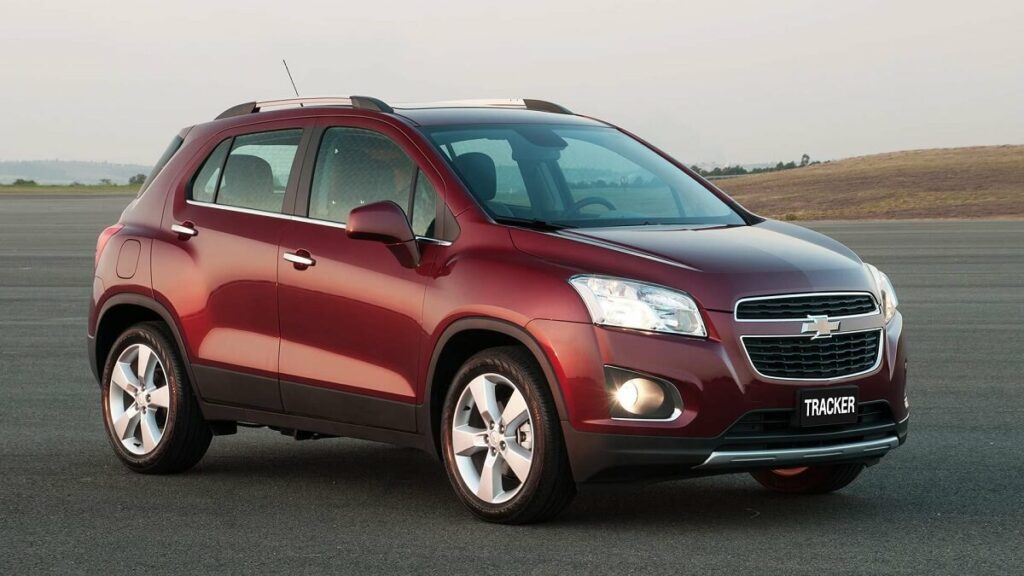 Foto frontal de um Tracker 2015 vermelho