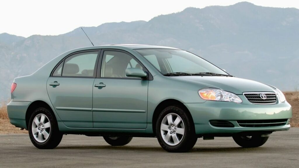 Corolla 2007 verde estacionado na rua