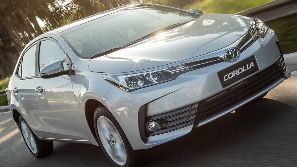 Corolla 2018 com luz do sol refletindo em seu capô prata
