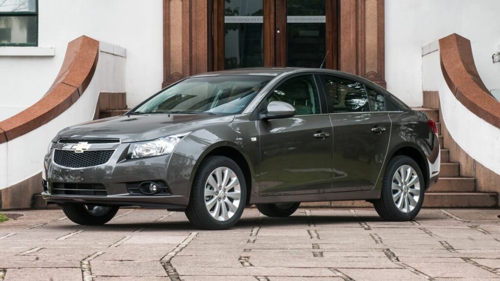 Foto de um Cruze 2014 estacionado em frente a uma porta
