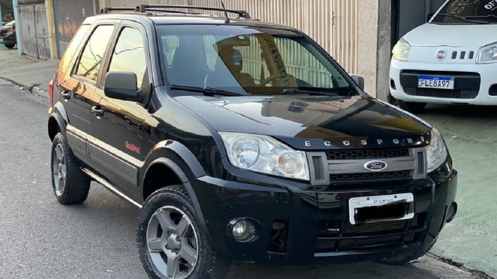 Foto frontal de uma Ecosport 2008 preta estacionada em uma rua