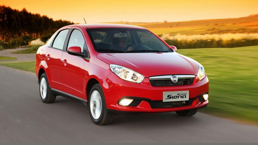 Foto frontal de um Grand Siena 2015 vermelho