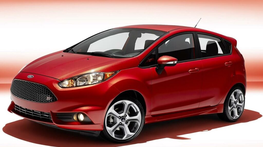 Ford Fiesta vermelho em um estúdio de fotos