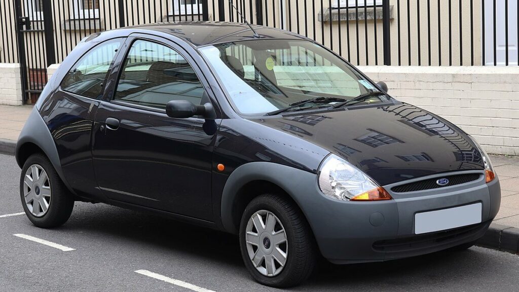 Ford Ka 2007 todo preto estacionado em uma rua