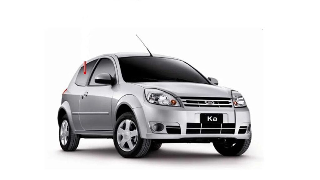 Ford Ka 2008 prata com vidros pretos em um fundo branco