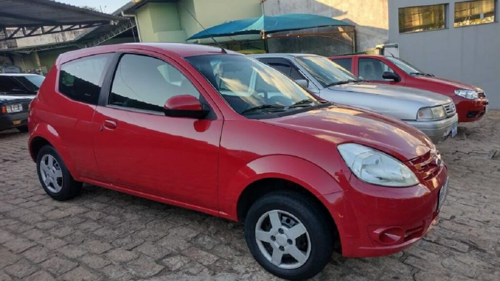 Ford Ka 2009 vermelho estacionado