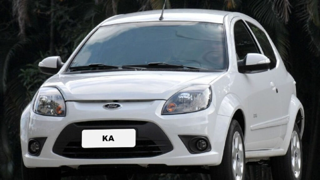 Ford Ka 2013 branco com detalhes em preto
