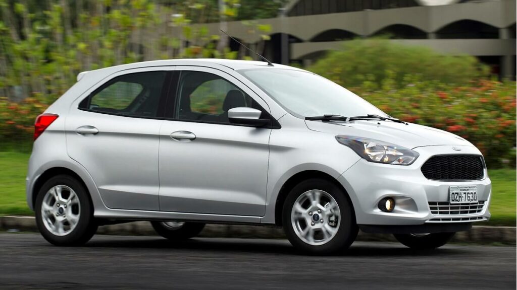 Ford Ka prata com rodas de liga leve e árvores ao fundo