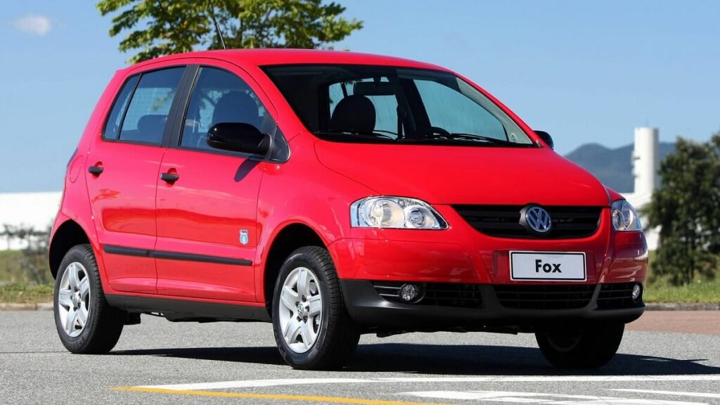 Fox 2008 vermelho estacionado na rua