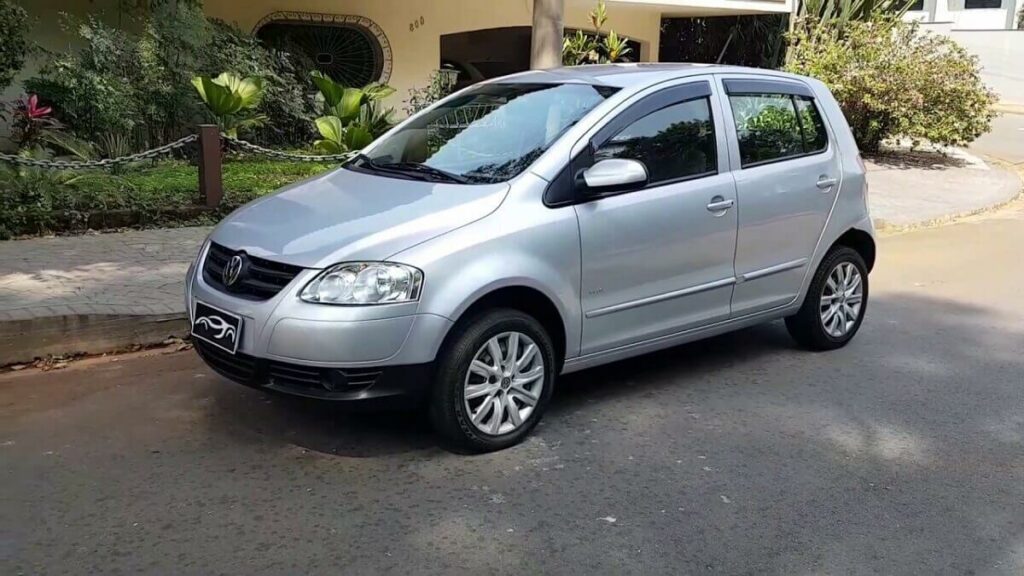 Fox 2009 prata estacionado na rua