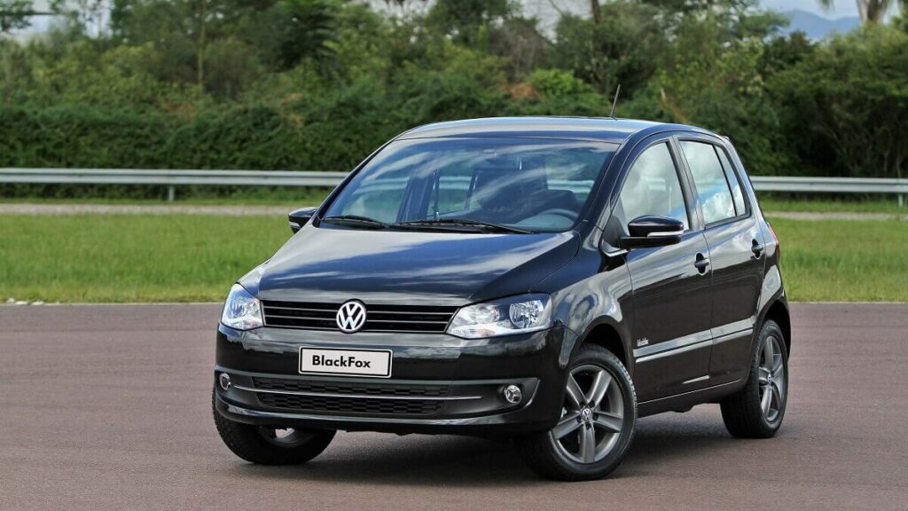 Fox 2011 preto com detalhes escuros estacionado em uma rua