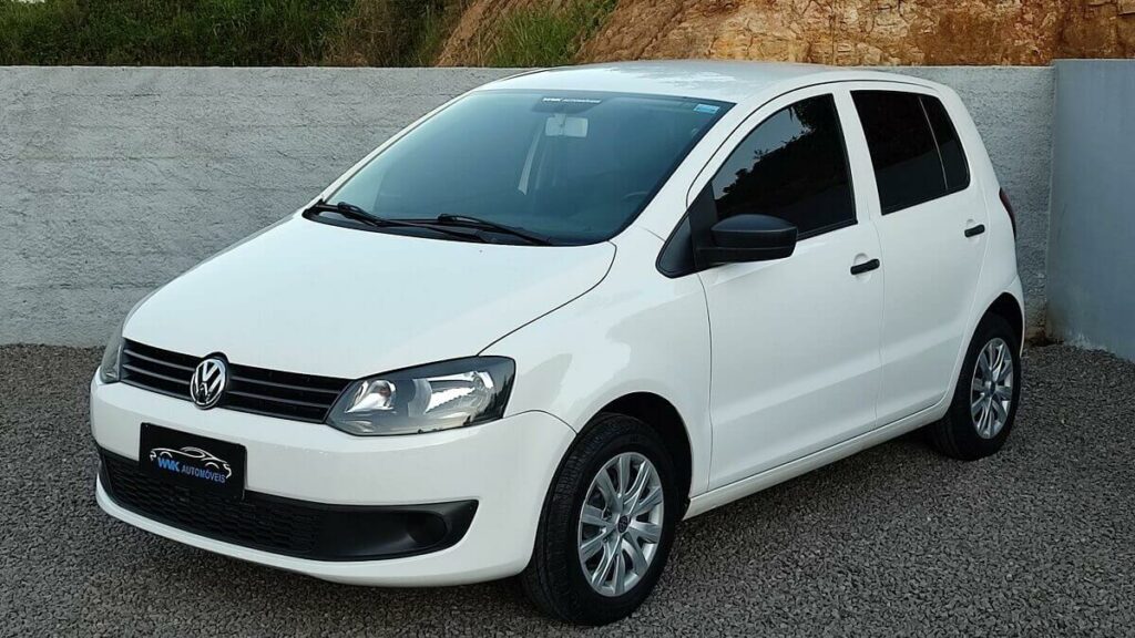 Fox 2012 branco com detalhes em preto