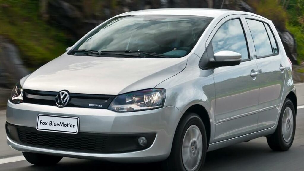 Fox 2013 cinza andando em rodovia