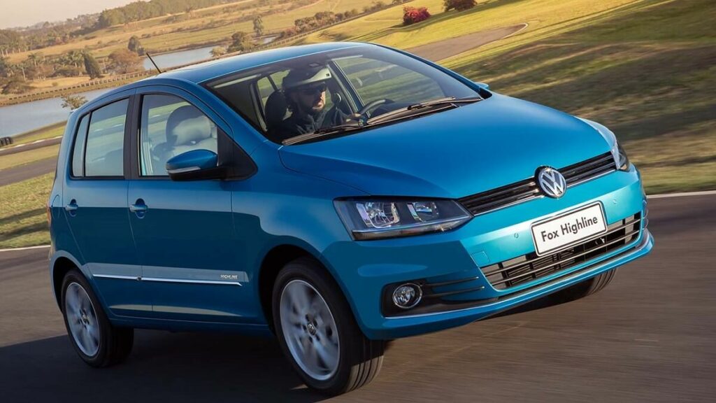 Fox 2016 azul com luz do sol refletindo na sua frente