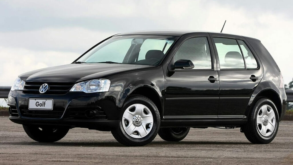 Foto de um Golf 2008 estacionado em uma pista 