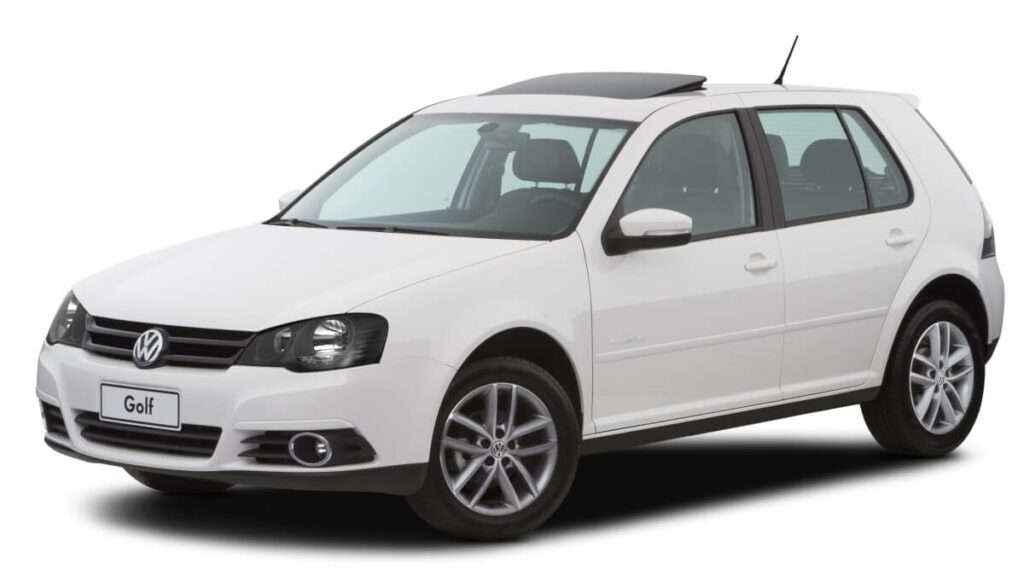 Foto lateral de um Golf 2013 branco estacionado
