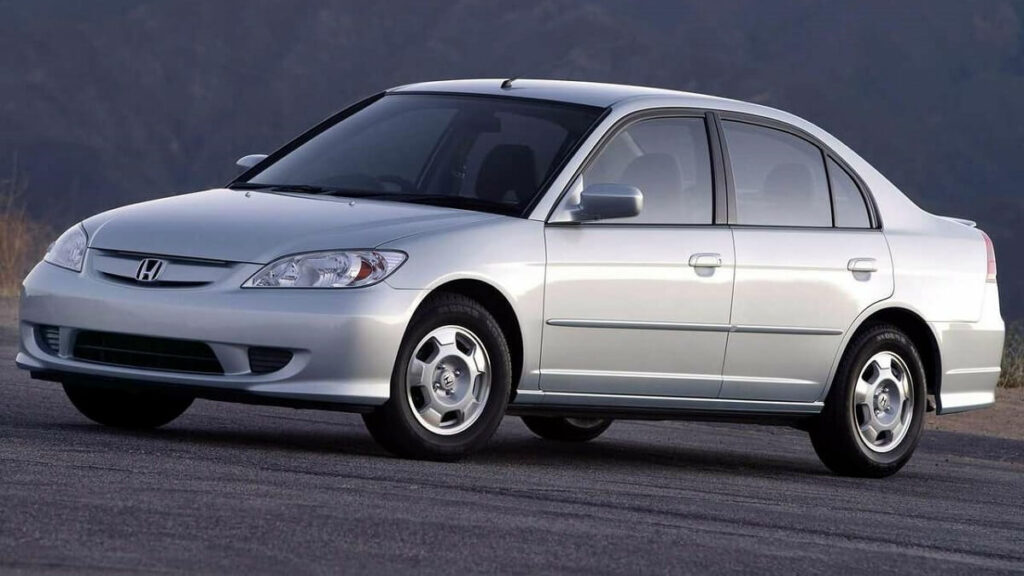 Foto lateral de um Civic 2005 prata estacionado na rua