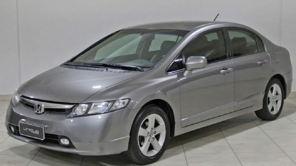 Foto de um Civic 2008 prata estacionado na garagem