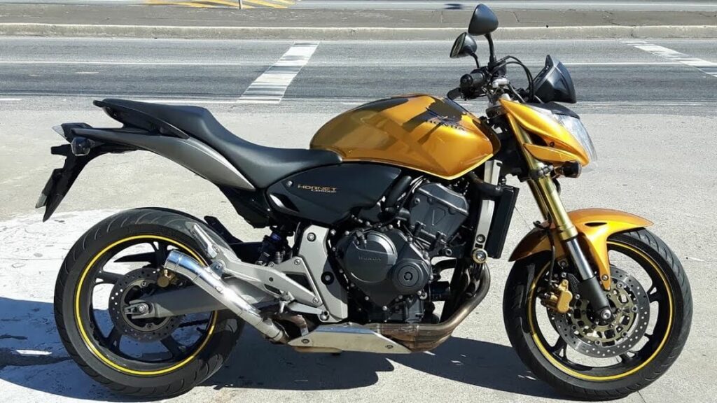 Foto lateral de uma Honda Hornet 2008 amarela