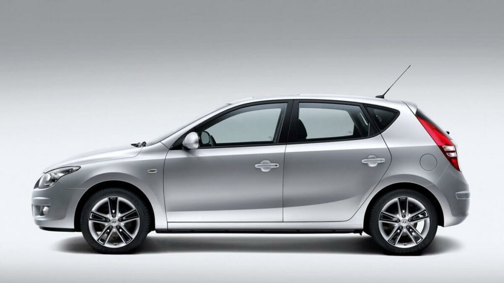 Foto lateral de um i30 2011 prata