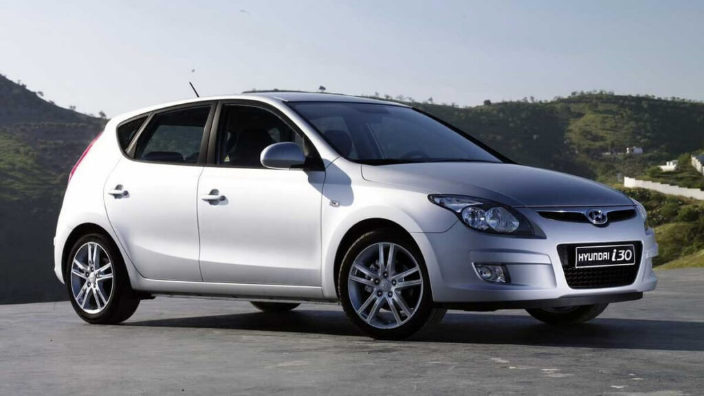 Foto lateral frontal de um Hyundai i30 2012 prata