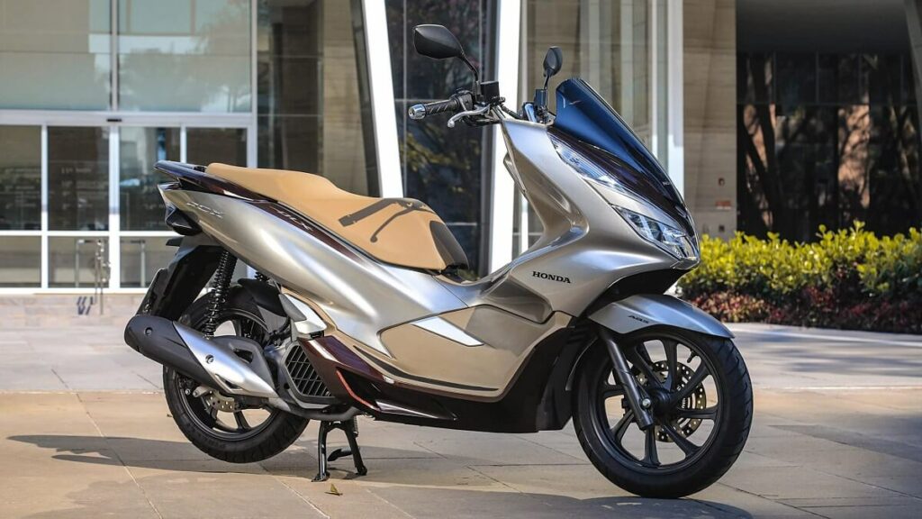 Foto lateral de uma PCX 2021 da Honda