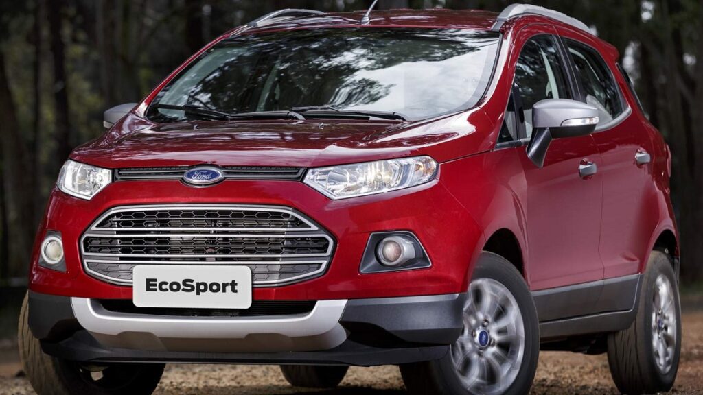 Foto frontal de uma Ecosport 2016 vermelha