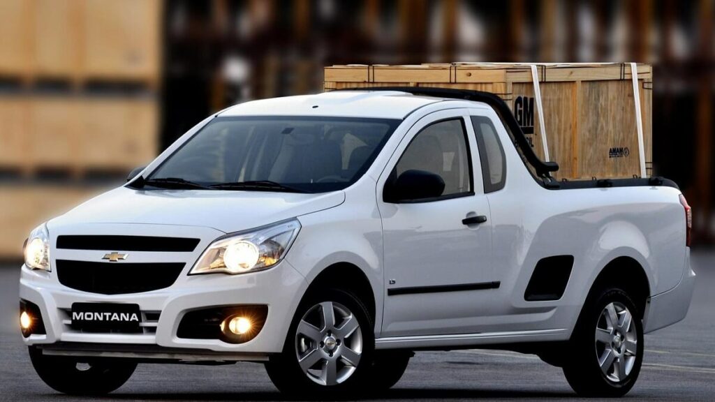 Foto frontal de uma Chevrolet Montana 2012 branca carregando algo