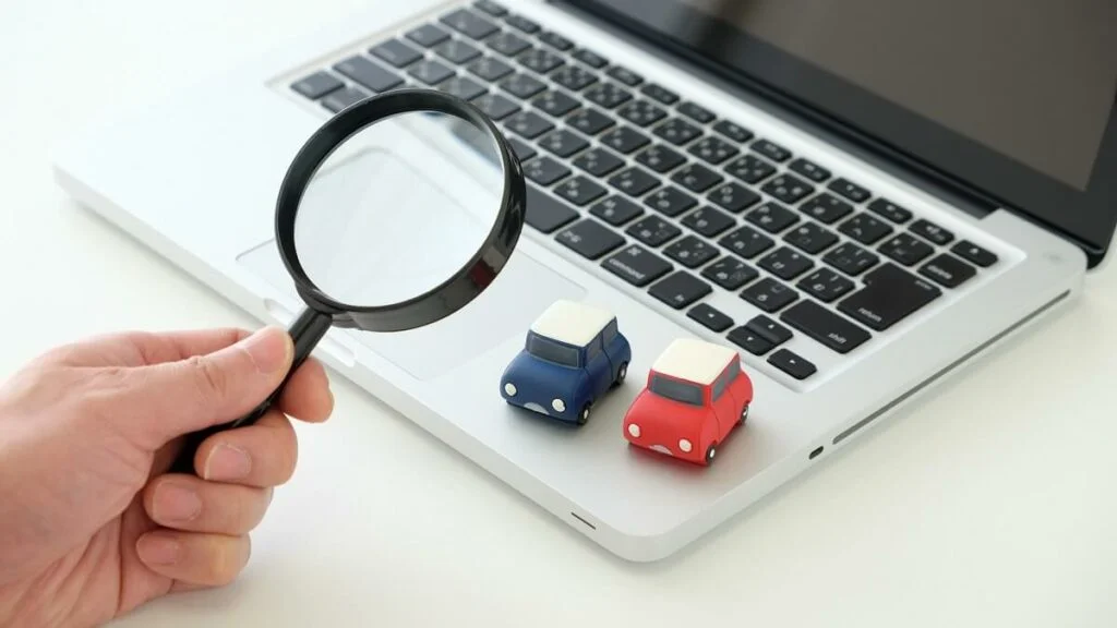 Tabela Fipe: pesquisa de pre&ccedil;os com lupa no computador