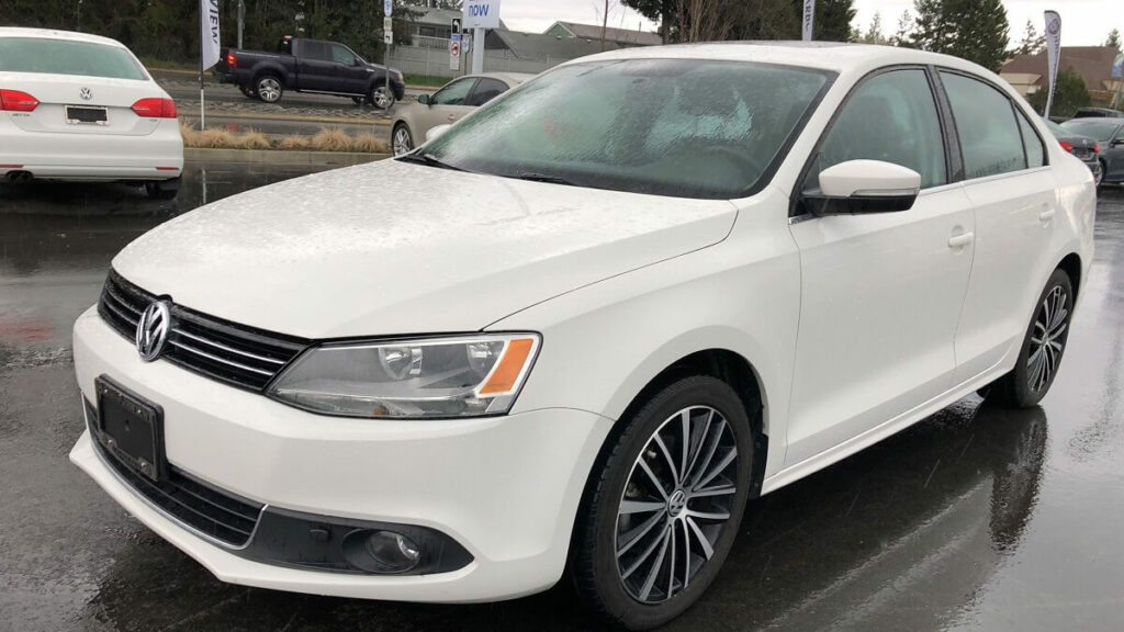Foto frontal de um Jetta 2013 branco