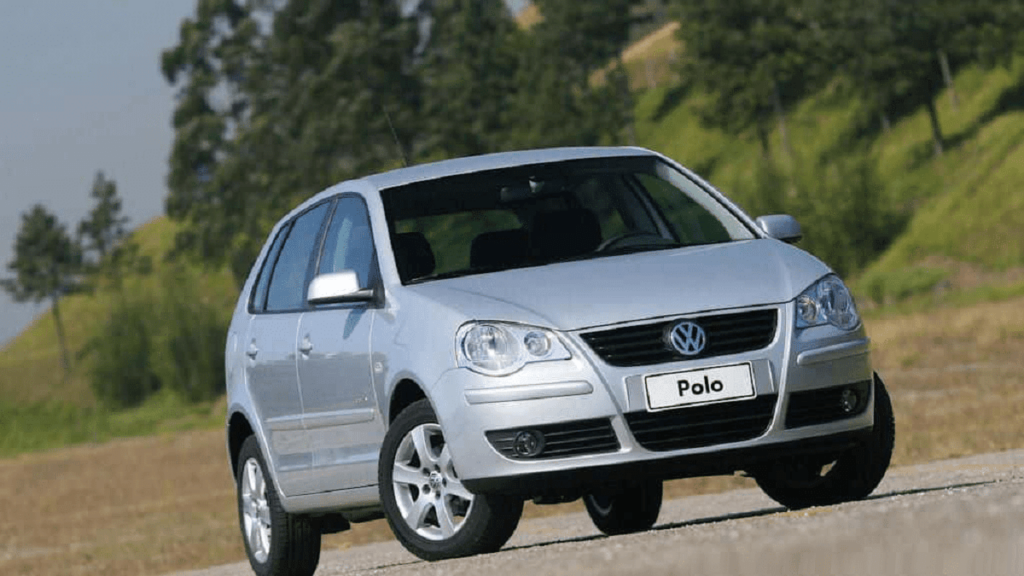 Foto frontal de um Polo 2008 prata em uma rua