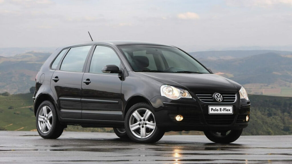 Foto frontal de um Polo 2010 preto