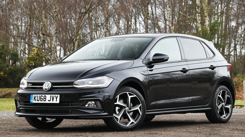 Foto frontal lateral do Polo 2019 preto em um pátio