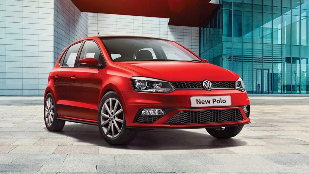 Foto frontal lateral e um Volkswagen Polo 2020 vermelho estacionado dentro de uma garagem 