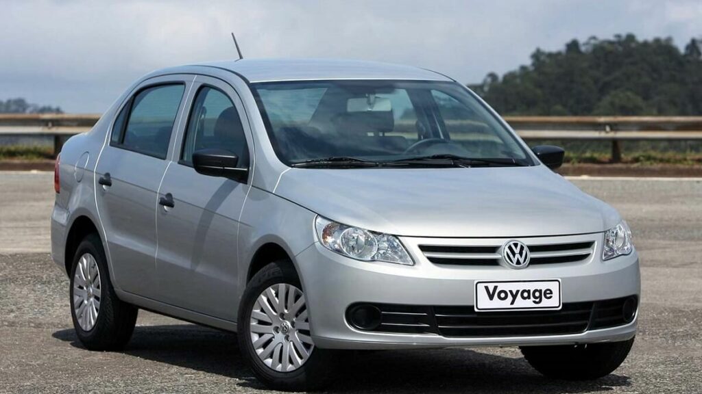 Voyage 2010 cinza com detalhes em prata