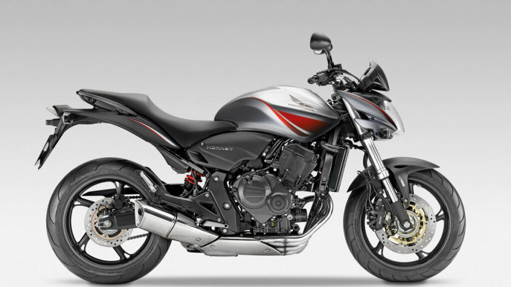 Foto lateral de uma Hornet 2010 prata