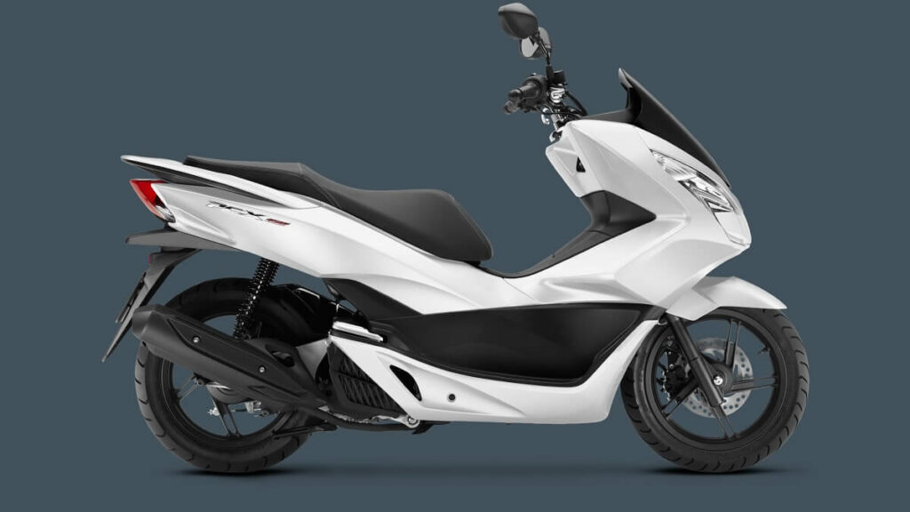Foto lateral de uma Honda PCX 2015 branca