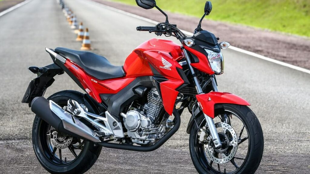 Foto de uma Honda Twister 2016 vermelha
