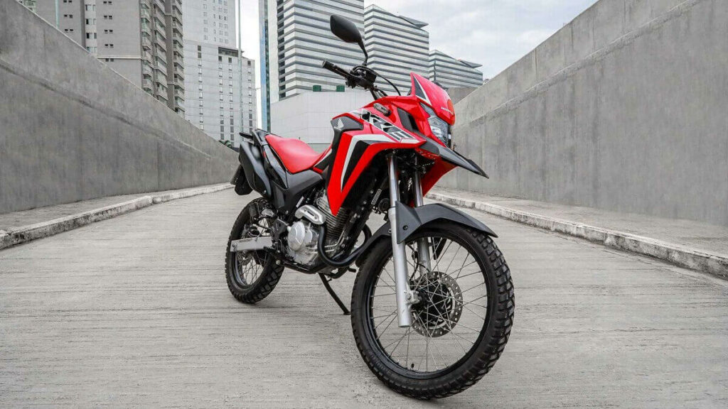 Foto de uma XRE 300 2023 vermelha