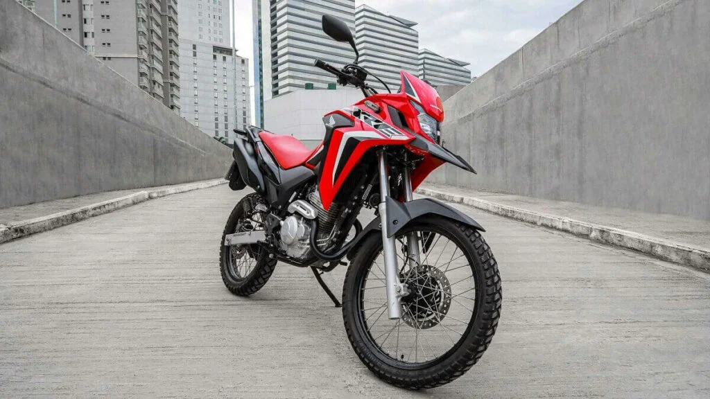 Foto de uma XRE 300 2023 vermelha