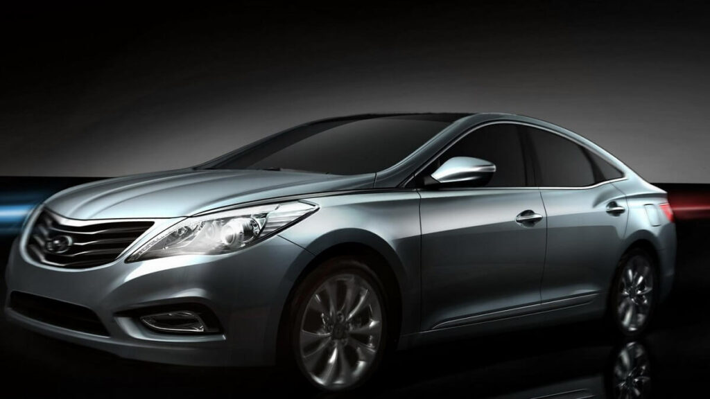 Foto lateral de um Hyundai Azera 2012 prata 