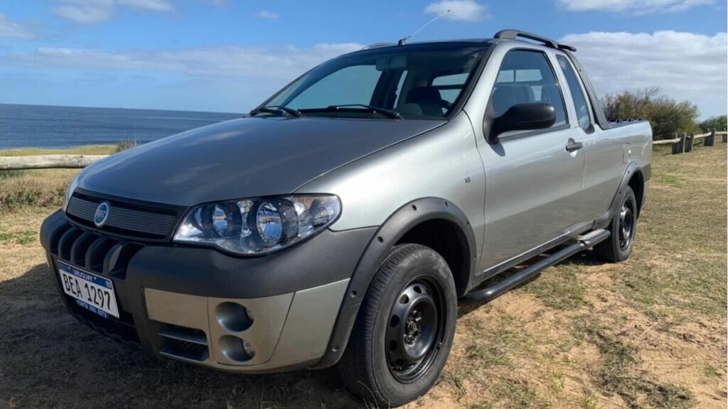 Foto frontal e uma Fiat Strada 2008 Tabela FIPE