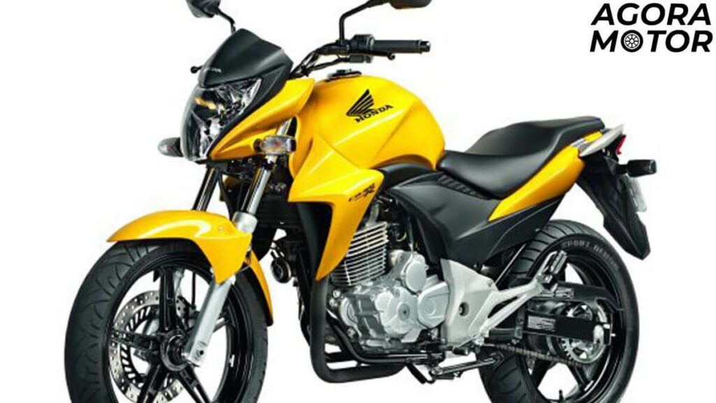 Foto de uma CB 300 2014 amarela
